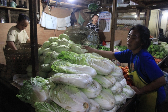 Harga sayuran yang dijual di Pasar Legi mengalami penurunan seiring panen raya di sejumlah wilayah, Senin (25/4/2016). (Shoqib Angriawan/JIBI/Solopos)