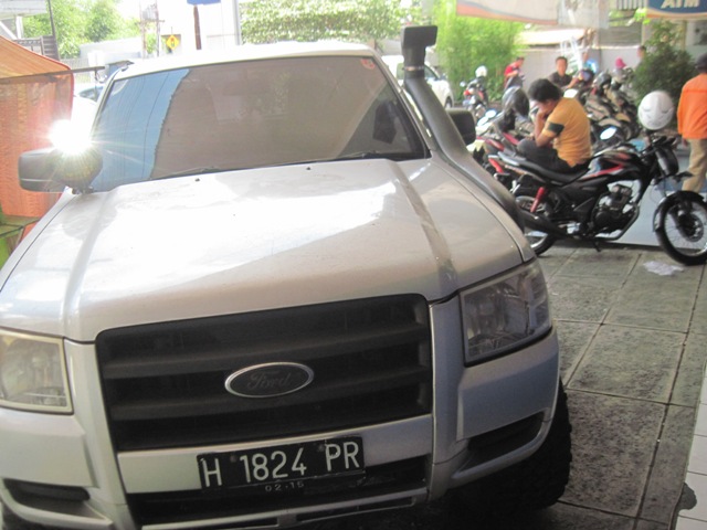Mobil Ford Ranger terparkir di area parkir KCP BRI Delanggu yang berlokasi di jalan raya Solo-Jogja, Desa Sabrang, Kecamatan Delanggu, Rabu (27/4/2016). Mobil yang belum diketahui pemiliknya itu sudah terparkir di lokasi tersebut sejak dua pekan terakhir. (Taufiq Sidik Prakoso/JIBI/Solopos)