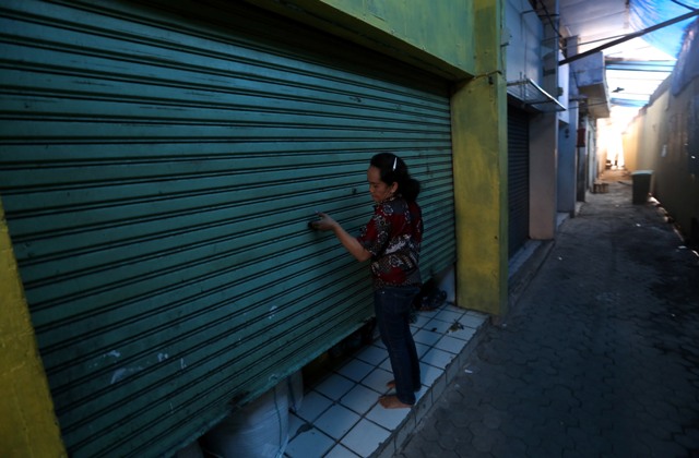 Pedagang menutup rolling door kios di sisi barat Pasar Klewer Timur, Solo, Kamis (28/4/2016). Batas akhir pengosongan kios sisi barat yang semula diagendakan Selasa (10/5/2016) diajukan pada Selasa (3/5/2016) untuk menunjang proses pembangunan Pasar Klewer. (Ivanovich Aldino/JIBI/Solopos)