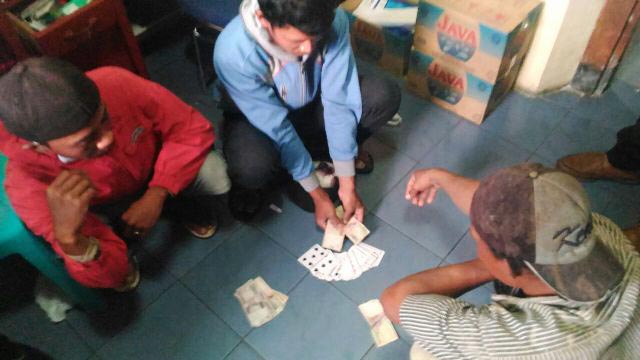 Ketiga tersangka kasus judi remi di sekitar proyek area jalan tol, Dusun Plompongan, Kauman Kidul, saat diamankan aparat Polres Salatiga, Selasa (29/3/2016). (JIBI/Solopos/Istimewa/Humas Polres Salatiga)