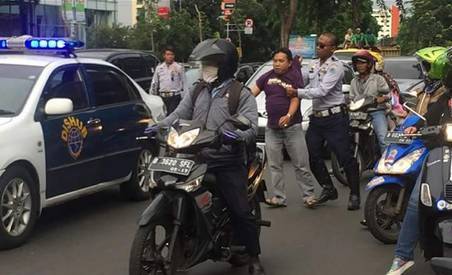 Foto petugas dishub seret warga. (Istimewa/1Cak.com)