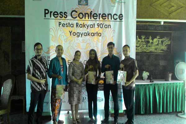 Budi Setiawan Manager Marketing Poeri Devata Prambanan (kanan) berfoto bersama panitia Pesta Rakyat, Rabu (20/4). (Abdul Hamid Razak/JIBI/Harian Jogja)