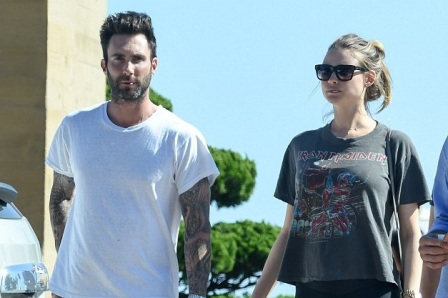 Adam Levine dan Behati Prinsloo (Dailymail.com)