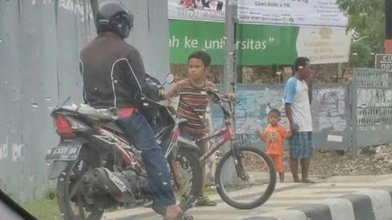 Aksi Daffa mengadang pengendara motor di trotoar. (Instagram.com) (1)