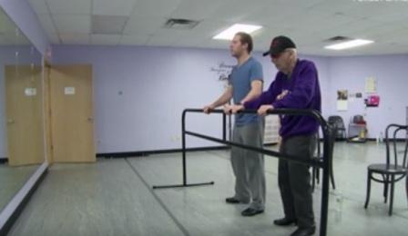 Arne Malaya berbaju ungu saat latihan menari (Youtube.com/USA Today)