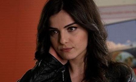 Asude di serial Fatmagul (Famosidades.com.br)