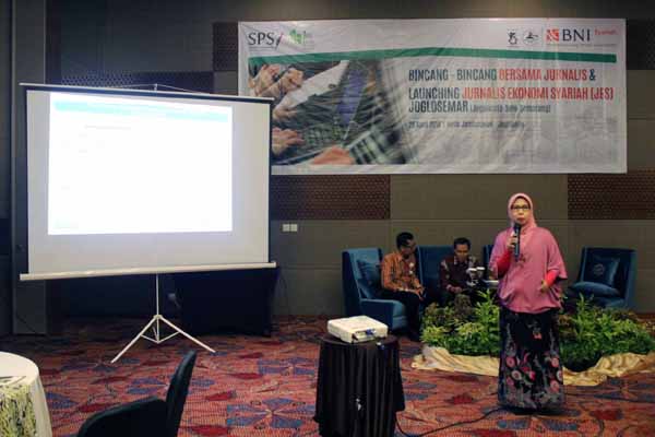 Head of Corporate Secretary and Communications Bank BNI Syariah, Endang Rosawati ketika menjelaskan kondisi perbankan syariah di Indonesia dan kondisi Bank BNI Syariah di Hotel Jambuluwuk, Jogja, Kamis (28/4/2016). (Kusnul Isti Qomah/JIBI/Harian Jogja)