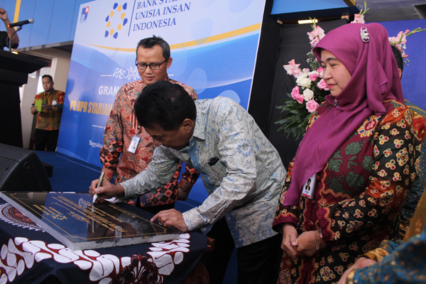Proses penandatanganan prasasti oleh Ketua Umum Badan Wakaf UII Lutfi Hasan di BPRS Unisia, Jogja, Jumat (1/4/2016). (Kusnul Isti Qomah/JIBI/Harian Jogja)