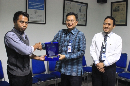 Direktur Bisnis Bank Syariah Bukopin (BSB), Aris Wahyudi (dua dari kanan), Pemimpin Cabang BSB Solo, Teguh Suryadi (paling kanan), bertukar suvenir dengan Pemimpin Redaksi Solopos, Suwarmin, saat bertandang ke Griya Solopos, Rabu (20/4/2016). (Shoqib Angriawan/JIBI/Solopos)