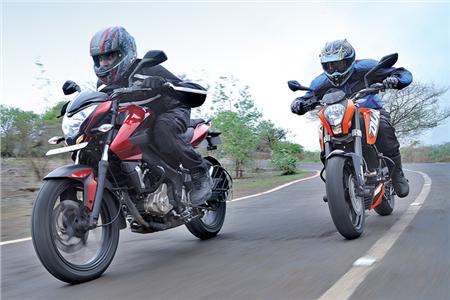 Bajaj Pulsar 200NS dan KTM Duke 200. (Autocarindia.com)