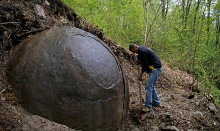 Bola batu raksasa di Bosnia (Reuters)