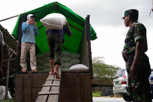 PPetugas mengangkut beras dari penggilingan di Dusun Kwadungan, Widodomartani, Ngemplak, Sleman, yang telah dibeli Bulog Divre Jogja, Senin (18/4/2016). (Bernadheta Dian Saraswati/JIBI/Harian Jogja)
