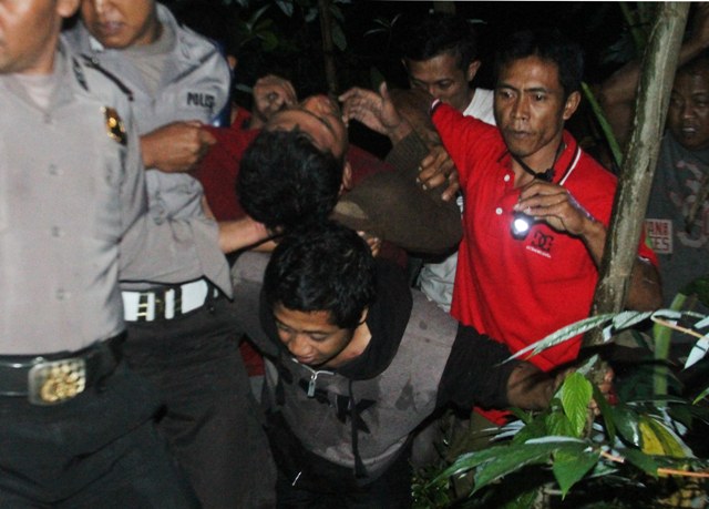 Petugas dari Polres Salatiga dan Polsek Tingkir dibantu sejumlah warga mengevakuasi Jumadi dari bibir Sungai Ngedongan, Tingkir. Jumadi, 34, warga RT 001/RW 007, Ngaglik, Ngedogan, Tingkir, Salatiga, dievakuasi setelah melakukan percobaan dengan melompat dari jembatan setinggi 25 meter, Jumat (8/4/2016). (Imam Yudha S/JIBI/Semarangpos.com)