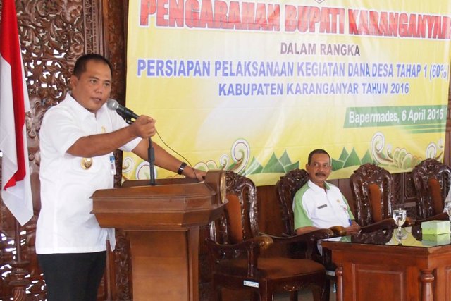 Bupati Karanganyar, Juliyatmono (kiri) memberikan pengarahan kepada para kades terkait agenda pencairan dana desa tahap I 2016, di Pendapa Rumdin Bupati, Rabu (6/4/2016). (Kurniawan/JIBI/Solopos)