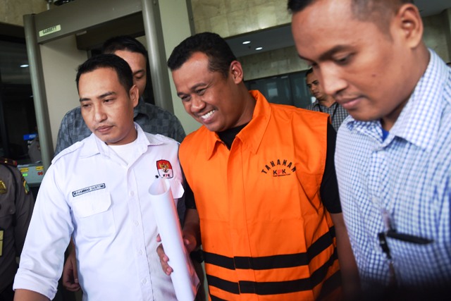 Bupati Subang Ojang Suhandi (tengah) mengenakan rompi tahanan seusai menjalani pemeriksaan di Gedung KPK, Jakarta, Selasa (12/4/2016).(JIBI/Solopos/Antara/Hafidz Mubarak A.)