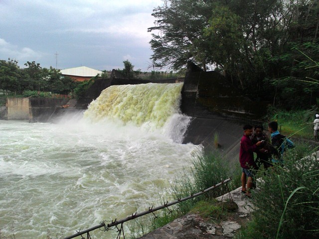 Warga menyaksikan pembukaan pintu air Waduk Gajah Mungkur yang dibuka, Kamis (7/4/2016). (Bayu Jatmiko Adi/JIBI/Solopos)