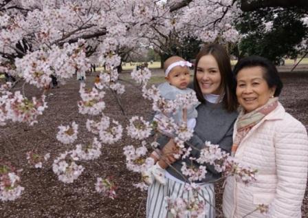 Cathy Sharon (tengah) bersama anaknya dan anggota keluarganya (Instagram.com)