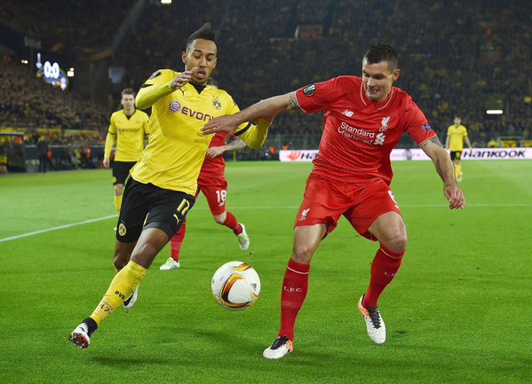 Dejan Lovren saat mengadang Pierre Emerick Aubameyang. (Twitter/LFC)