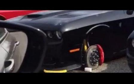 Dodge Charger tanpa pelek dan diganjal bata. (Autoevolution.com)