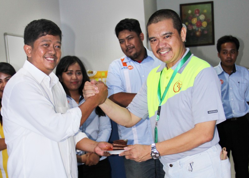 Lahyanto Nadie menyerahkan potongan kue kepada Dirut PT JSS Luddy Bedjo Legowo