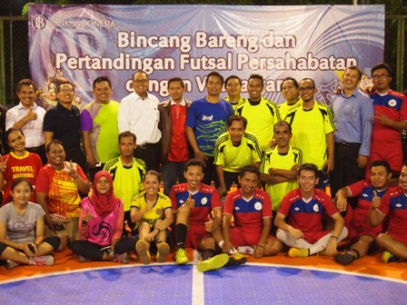 Kepala Perwakilan BI Solo, Bandoe Widiarto (berdiri, empat dari kiri) berfoto bersama pemain futsal BI dan jurnalis Solo, seusai pertandingan persahabatan, Senin (18/4/2016) malam. (Kurniawan/JIBI/Solopos)