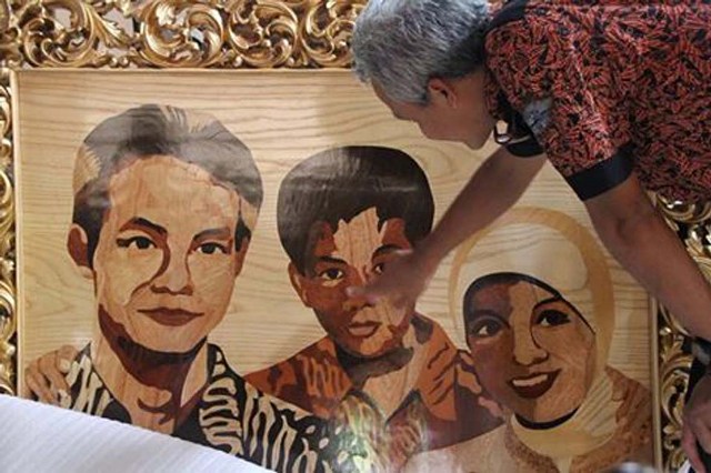 Ganjar Pranowo menyaksikan lukisan abstrak keluarganya (Facebook)