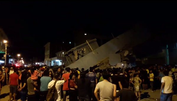 Tiga bangunan di Guayaquil, Ekuador, runtuh setelah gempa 7,8 SR mengguncang negara itu, Sabtu (16/4/2016) pukul 20.00 waktu setempat (08.00 WIB). (Istimewa/BNO News)