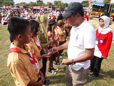 Bupati Karanganyar, Juliyatmono (dua dari kanan) memberi uang saku kepada para siswa berprestasi saat pembukaan acara peringatan Hardiknas tingkat Kecamatan Gondangrejo, Sabtu (30/4/2016), di Lapangan Desa Tuban. (Kurniawan/JIBI/Solopos)