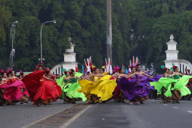 Gabungan penari mementaskan tari kolosal bertema Pesona Solo Kemilau pada pertunjukan Solo 24 Jam Menari di Jl. Jendral Sudirman, Solo, Jumat (29/4/2016). (Ivanovic Aldino/JIBI/Solopos)