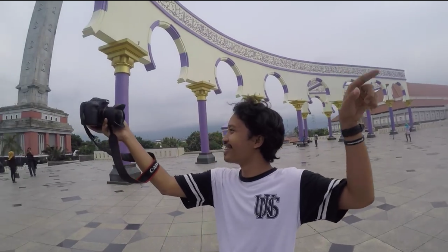 Himawan saat mengabadikan kegiatannya (Youtube (1)