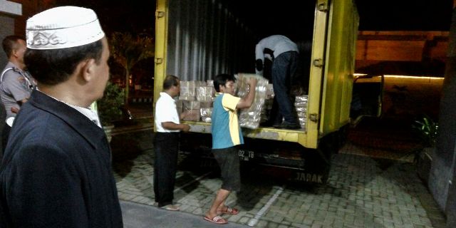 Sejumlah petugas menurunkan naskah UN 2016 jenjang SMA/SMK untuk Kabupaten Karanganyar, dari truk pengangkut, ke Aula Disdikpora Karanganyar, Sabtu (2/4/2016) pagi. (JIBI/Solopos/Istimewa)