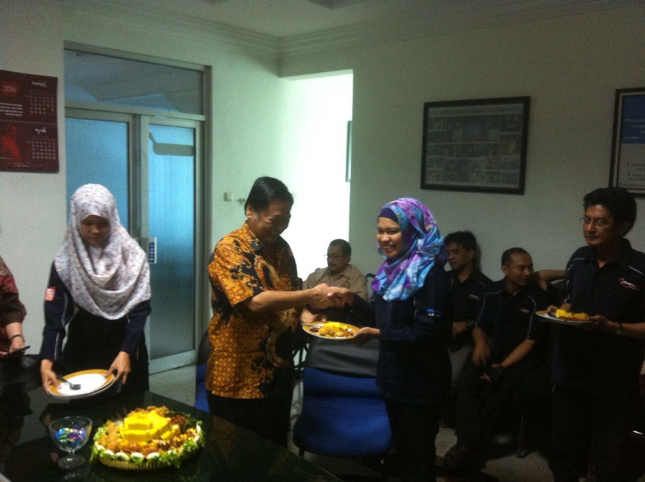 Komisaris PT. Radio Solo Audio Utama, Sumartono Hadinoto menyerahkan tumpeng ke kru Solopos FM dalam acara syukuran. (Jafar Sodiq/JIBI/Solopos.com)