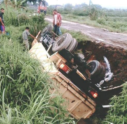 Kondisi truk pengangkut pasir yang terguling di Ngargoyoso, Karanganyar, Jumat (15/4/2016). (JIBI/Solopos/Istimewa)