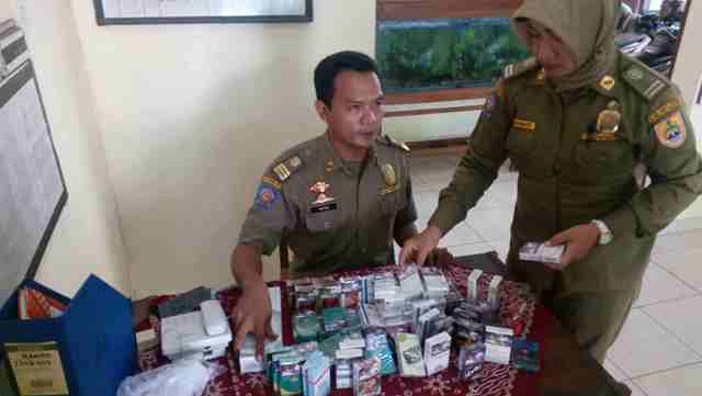 Satpol PP Sragen menunjukkan rokok tak bercukai dan bercukai palsu hasil razia dari toko kelontong di Kecamatan Miri dan Kalijambe, Rabu (6/4/2016). (Moh. Khodiq Duhri/JIBI/Solopos)