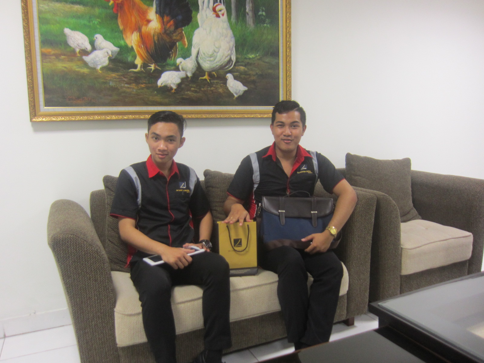 Sales Manager de Laxston Hotel, Achmad Ardi (Kanan) dan Sales Executive Moh. Nizam Styanto (Kiri) saat mengunjungi Solopos (Haryo Prabancono/JIBI/Solopos.com)