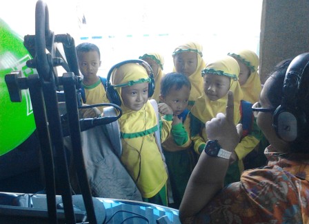 Foto kunjungan para siswa PAUD Cahaya Cemerlang, di Griya Solopos, Jl. Adisucipto 190, Solo, Jawa Tengah, Jumat (1/4/2016) pagi. (Evi Handayani/JIBI/Solopos.com).