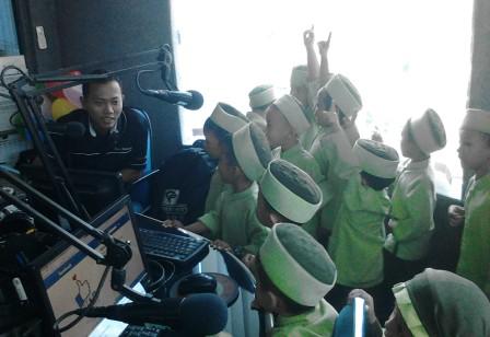 Para siswa TKIT Plus Al Furqon Palur saat bertemu dengan penyiar Radio Solopos FM Putu Narendra, di Griya Solopos, Jl. Adisucipto 190, Solo, Jawa Tengah, Senin (4/4/2016) pagi. (Evi Handayani/JIBI/Solopos.com).