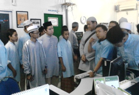 Foto kunjungan para santri Ponpes Imam Al Bukhari di Griya Solopos, Jl. Adisucipto 190, Solo, Jawa Tengah, Rabu (6/4/2016) pagi. (Evi Handayani/JIBI/Solopos.com).