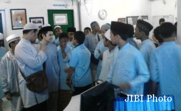 Foto kunjungan para santri Ponpes Imam Al Bukhari di Griya Solopos, Jl. Adisucipto 190, Solo, Jawa Tengah, Rabu (6/4/2016) pagi. (Evi Handayani/JIBI/Solopos.com).