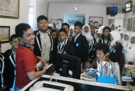 Foto kunjungan para siswa SMPN 1 Gemolong di Griya Solopos, Jl. Adisucipto 190, Solo, Jawa Tengah, Sabtu (9/4/2016). (Evi Handayani/JIBI/Solopos.com)