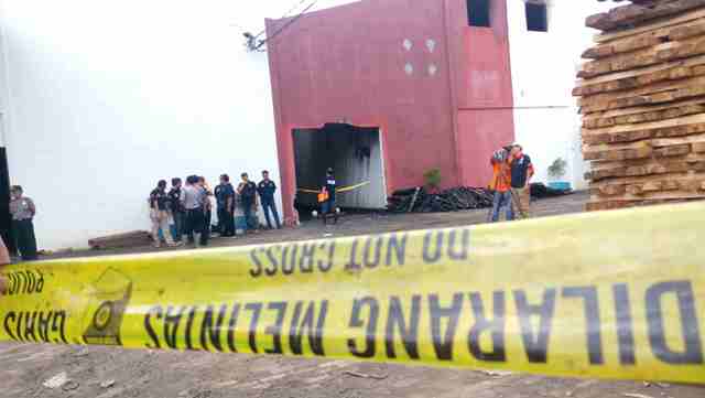 Tim Inafis dan Tim Puslabfor Polda Jawa Tengah mengidentifikasi penyebab terjadinya kebakaran di dua gudang PT Rakabu Sejahtera, Rabu (20/4/2016). (Moh. Khodiq Duhri/JIBI/Solopos)