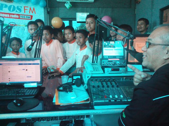 Penyiar Solopos FM, Heru Cahyono, menerima kehadiran SDIT Teras, Senin (25/4/2016). (Jafar/JIBI/Solopos.com)