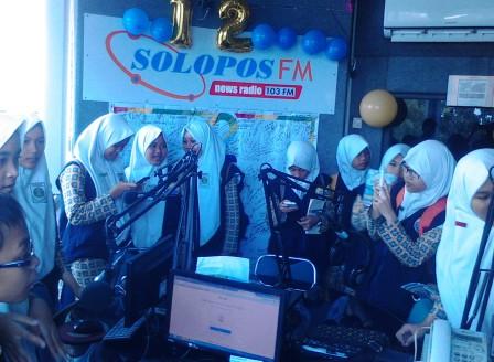 Foto kunjungan para kru redaksi Majalah Aksis SMP Al Islam Solo, ke Griya Solopos, Jl. Adisucipto 190, Solo, Jumat (29/4/2016). (Evi Handayani/JIBI/Solopos.com)