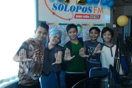 Rieka Roslan (dua dari kiri) bersama PeDHieR di Studio Radio Solopos FM, Sabtu (30/4/2016). (Evi Handayani/JIBI/Solopos.com)