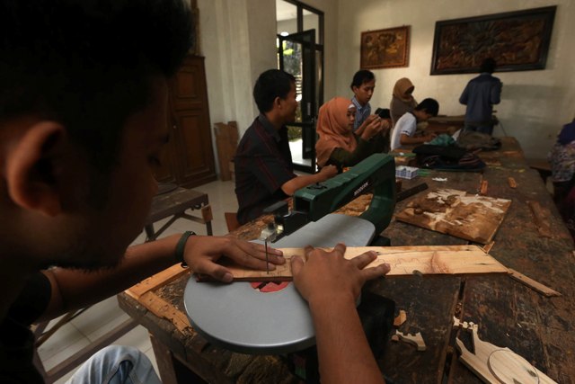 Mahasiswa jurusan Kriya praktik mengolah barang bekas saat mengikuti mata kuliah Eksperimen Kreatif di Kampus II Institut Seni Indonesia (ISI), Mojosongo, Solo, Senin (25/4/2016).(Ivanovich Aldino/JIBI/Solopos)