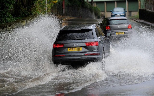 Ilustrasi mobil menerjang banjir. (Telegraph.co.uk)