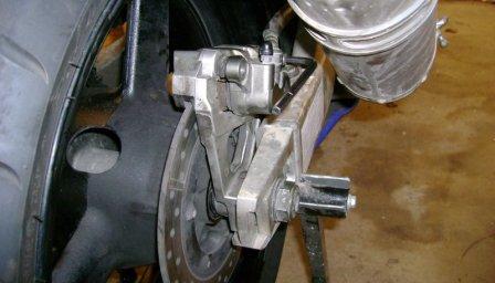 Ilustrasi rem sepeda motor. (Zigwheels.com)
