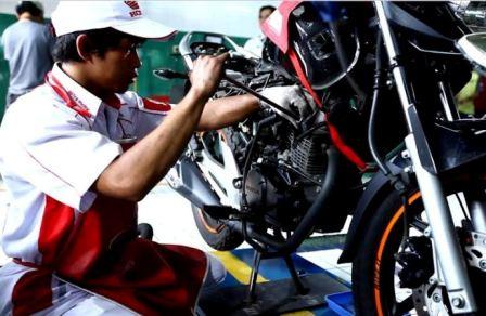 Ilustrasi servis motor. (Okezone.com)