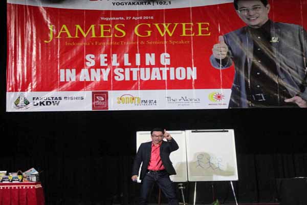 James Gwee ketika memberikan motivasi di UKDW, Jogja, Rabu (27/4/2016) malam. (Kusnul Isti Qomah/JIBI/Harian Jogja)