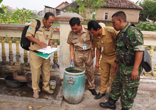 Camat Gondangrejo, Bambang Tri Hastaryo (tiga dari kanan), didampingi Kades Plesungan, Waluyo (dua dari kanan) memeriksa tempat penampungan air milik warga Blembem, Desa Plesungan, Gondangrejo, Karanganyar, Selasa (26/4/2016) siang. (Kurniawan/JIBI/Solopos)